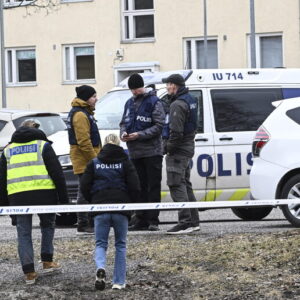 polizia finlandia spari scuola