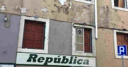 25 aprile 1974, caduta del fascismo in Portogallo,Rivoluzione dei garofani, ispirò Scalfari per Repubblica