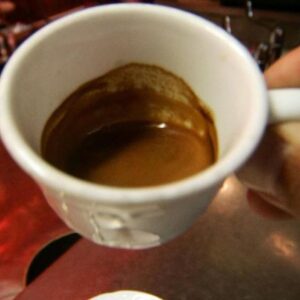Donna fra la vita e la morte: ha bevuto caffè dal distributore all'aeroporto di Maiorca: pieno di insetti