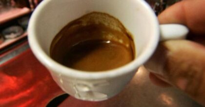 Donna fra la vita e la morte: ha bevuto caffè dal distributore all'aeroporto di Maiorca: pieno di insetti