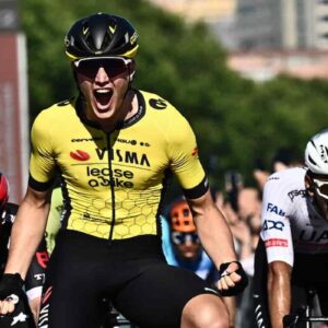 Giro d'Italia, l’olandese Kooij beffa Jonathan Milan sul traguardo di Napoli