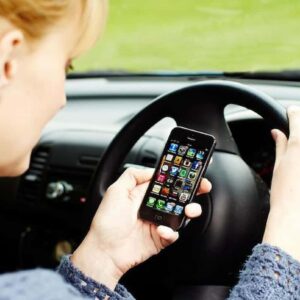 Usate il cellulare al volante? siete psicopatici, dice una ricerca tedesca