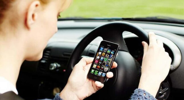 Usate il cellulare al volante? siete psicopatici, dice una ricerca tedesca