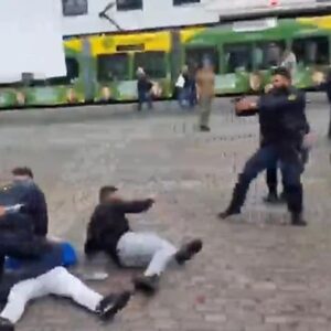 Il video dell'assalto a Mannheim: uomo accoltella l'attivista anti-Islam Michael Stürzenberger e un poliziotto