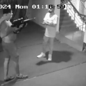 Locale si rifiuta di servirgli alcol, si presenta col fucile d’assalto, spara al DJ e lo uccide VIDEO