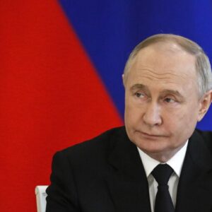 Putin insulta Stoltenberg e poi minaccia la Nato: "Serie conseguenze se saranno usati missili contro di noi"