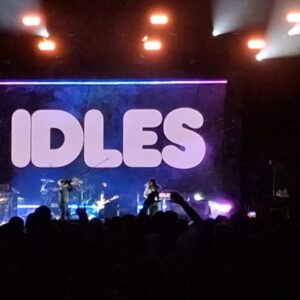 Il palco degli IDLES con il loro logo che domina, hanno dato scandalo a Glastonbury