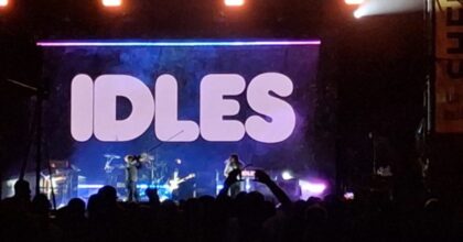 Il palco degli IDLES con il loro logo che domina, hanno dato scandalo a Glastonbury