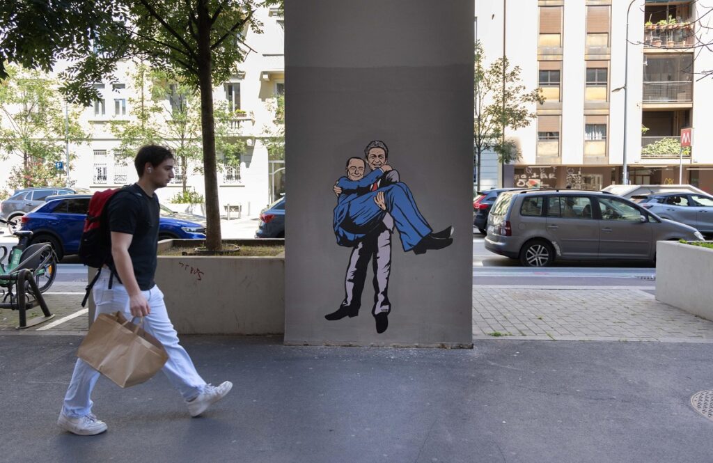 Il murale con Berlusconi e Berlinguer FOTO ANSA