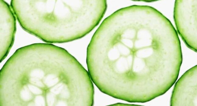 Cetrioli, avocado e scalogno sono gli ingredienti di insalata molto estiva