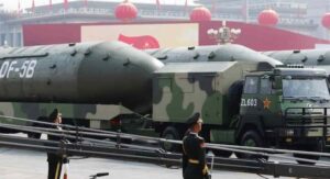 La Cina nucldare fra Russia e Usa: soldati cinesi di guardia ai missili con tetstate atomiche