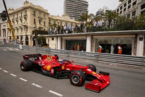 Una Ferrari a Montecarlo in un passato gran premio di Formula 1