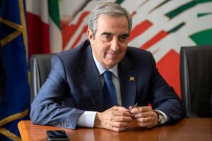 Agenda Europa, Maurizio Gasparri seduto ll scrivania di presidente dei senatori di Forza Italia