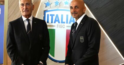 Gabriele Gravina a sin. e Luciano Spalletti in giacca e cravatta davanti all'emblema dell'Italia ddi calcio