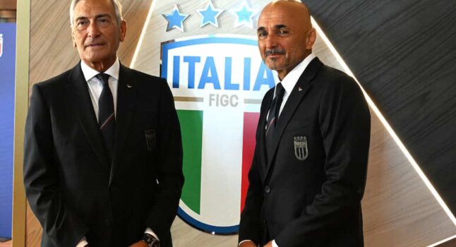 Gabriele Gravina a sin. e Luciano Spalletti in giacca e cravatta davanti all'emblema dell'Italia ddi calcio