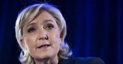 Marine Le Pen parla durante un comizio: è la vincitrice delle elezioni in Francia