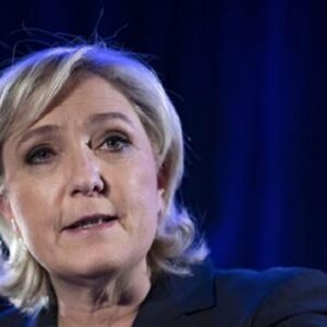 Marine Le Pen, leader della destra in Francia, parla a un comizio