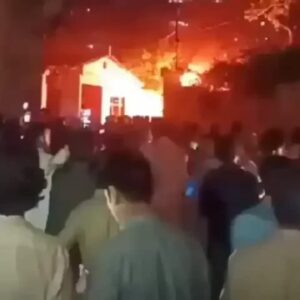 pakistan folla brucia uomo