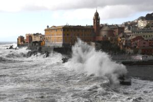 Mare in burrasca, le onde contro il borgo di Camogli, a San Pietro è facile morire