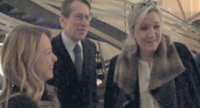 Giorgia Meloni con Marine Le Pen che parla e sorride