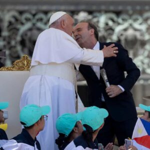 Papa Francesco incontra 105 comici e ne dice una delle sue: "Si può ridere anche di Dio? Certo, non è una bestemmia".