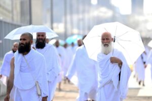 Meningococco nei pellegrini islamici, nella foto con l'ombrello per proteggersi dal sole a 52 gradi