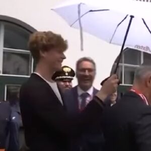 sinner tiene l'ombrello al presidente della provincia