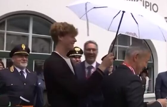 sinner tiene l'ombrello al presidente della provincia