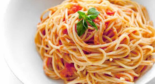Pasta al salmone, aglio e burro: si raccomand di usare spaghetti capelli d'angelo.