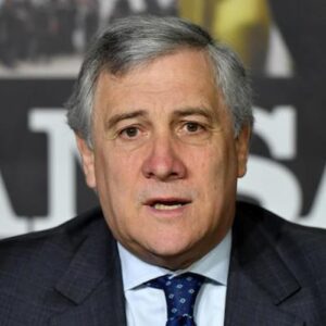 Antonio Tajani parla a un convegno, il suo sogno è il grande centro