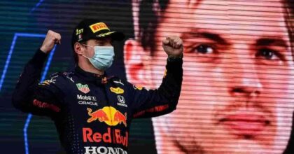 Max Verstappen esulta dopo una vittoria in Formula 1