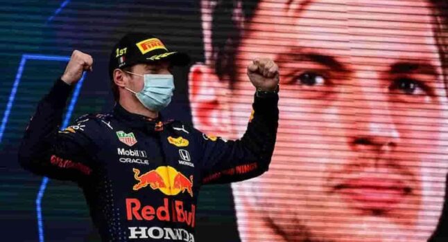 Max Verstappen esulta dopo una vittoria in Formula 1