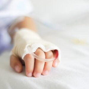 La mano di una neonata