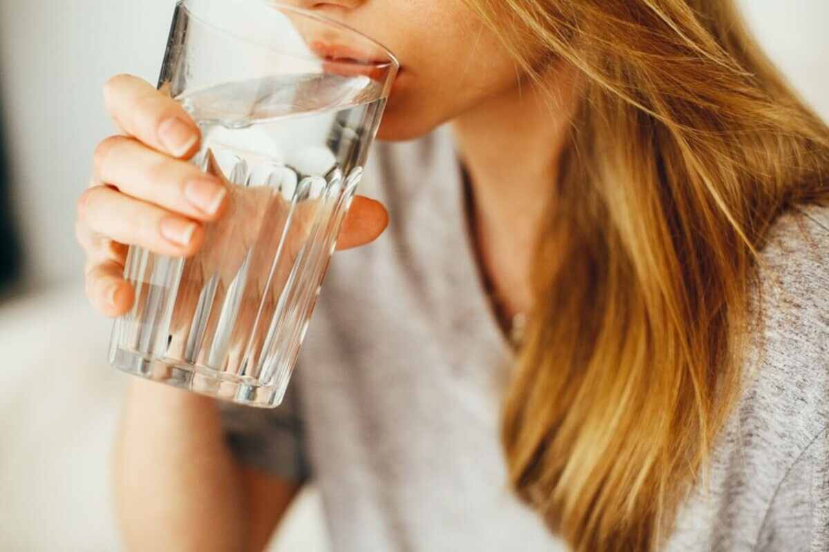 giovane donna beve acqua