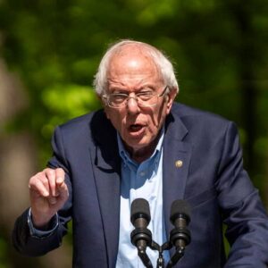 Bernie Sanders parla al microfono durante un comizio in Usa
