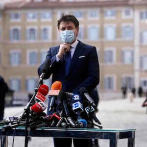 Giuseppe Conte con mascherina il giorno delle dimissioni da premier