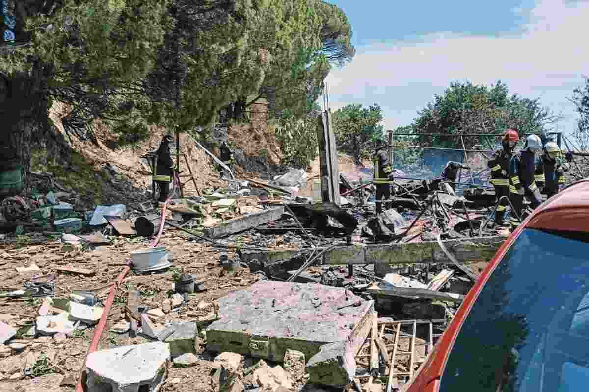 Le prime immagini dell'esplosione avvenuta in una fabbrica di Messina