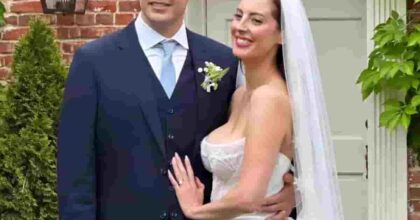 Eva Amurri e il marito sorridenti dopo la cerimonia nuziale, lei è in bianco