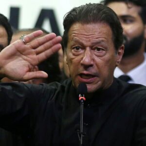 Imraan Khan, ex premier del Pakistan davanti a un microfono