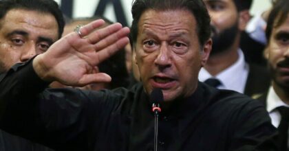 Imraan Khan, ex premier del Pakistan davanti a un microfono