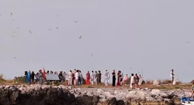 Una foto della festa, o delle riprese del video, all'Isola delle Femmine