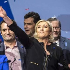 Marine Le Pen un comizio saluta la folla alla vigilia delleelezioni
