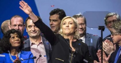 Marine Le Pen un comizio saluta la folla alla vigilia delleelezioni