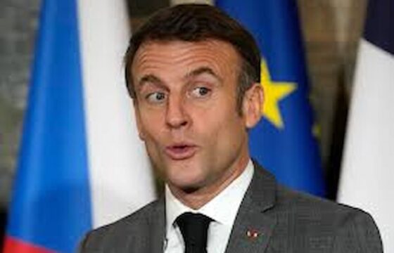Una espressione furbesca di Emmanuel Macron, presidente della Francia