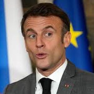 Emmanuel Macron, presidente della Francia, durante un comizio con una espressione furba