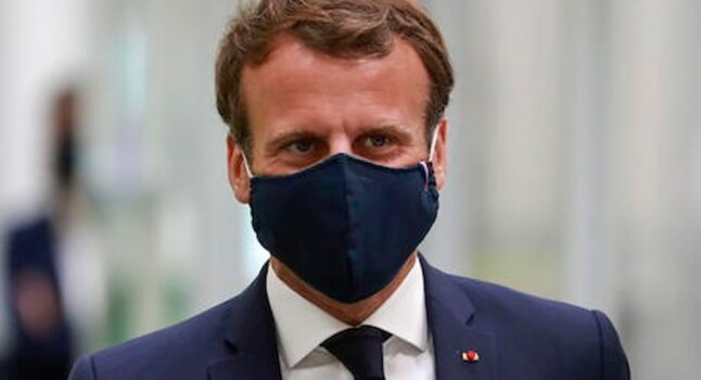 Emmanuel Macron con mascherina, giacca e cravatta: ha vinto le elezioni in Francia