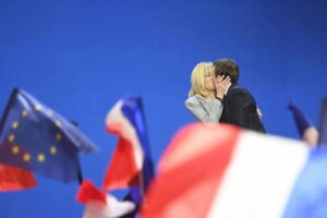 emmanuel macro baciato dallla moglie brigitte alla vigilia delle elezioni