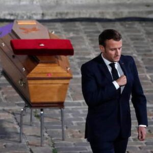 Emmanuel Macron, presidente della Francia, davanti a una bara, quasi un presago di sconfitta