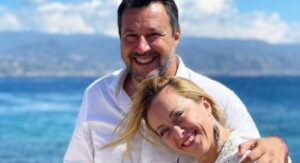 Matteo Salvini e Giorgia Meloni sorridono abbracciati: sarà vero?