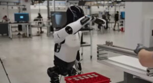 Un robot umanoide in azione in fabbrica Tesla